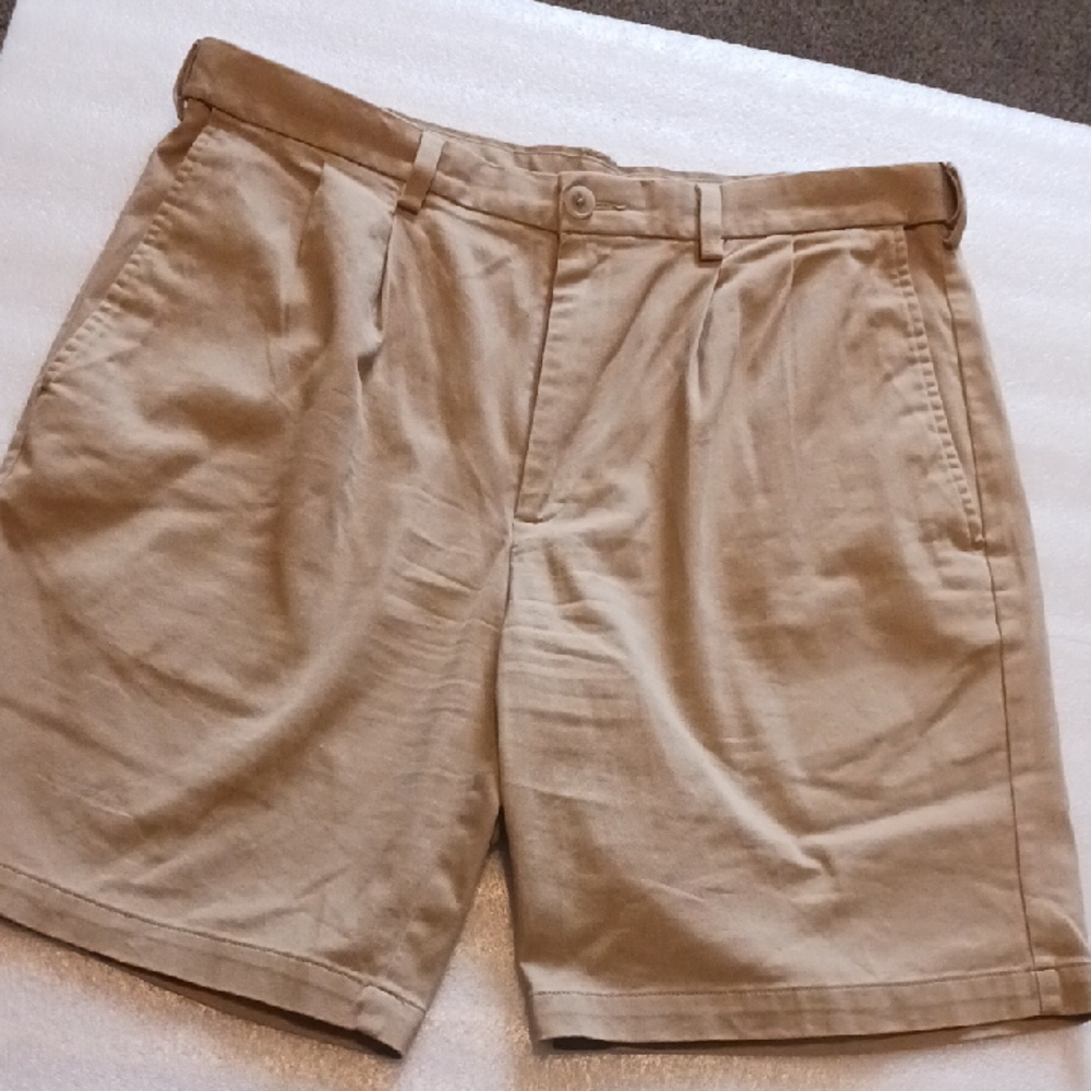 ****Haggar Men's Khaki Expandable Waist Shorts Size 36